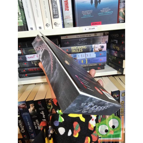 K. M. Holmes: Sebzett szívvel (újszerű) (éldekorált, dark románc)