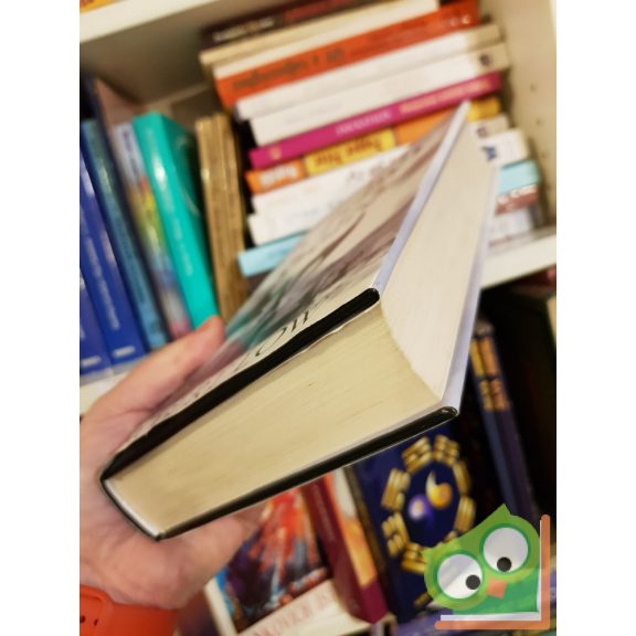 Robert Low: A fehér holló (A Felesküdöttek saga 3.)