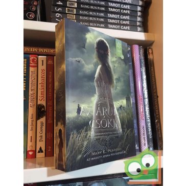   Mary E. Pearson Az árulás csókja (A Fennmaradottak krónikái 1.)  (dedikált)
