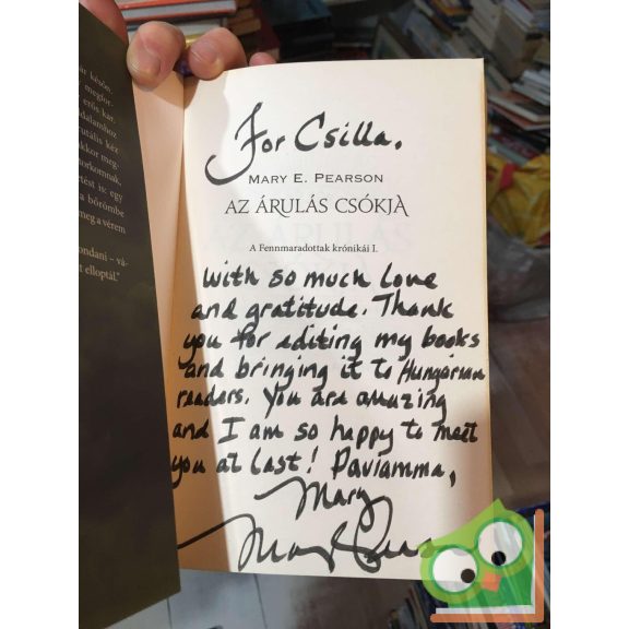 Mary E. Pearson Az árulás csókja (A Fennmaradottak krónikái 1.)  (dedikált)