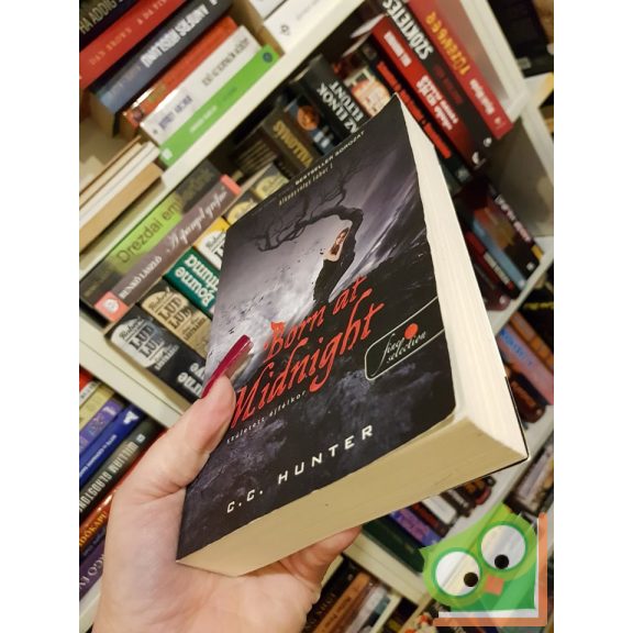 C. C. Hunter: Born At Midnight  Született éjfélkor (Alkonyvölgy tábor 1.)
