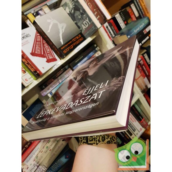 Császtvay Tünde: Éjjeli lepkevadászat (ritka)