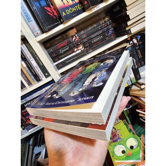 Stuart Moore - Christopher Schons: Földfény I-II. (újszerű)