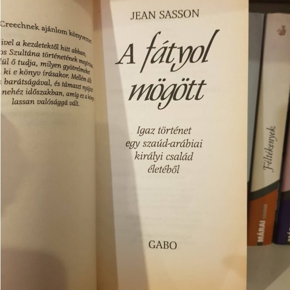 Jean Sasson: A fátyol mögött