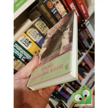   Agatha Christie: Macska a galambok között (Hercule Poirot 32.)