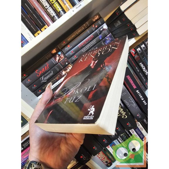 Sherrilyn Kenyon: Pokoli tűz (Sötét Vadászok / Sötét Vágyak Vadásza 6.) (ritka)